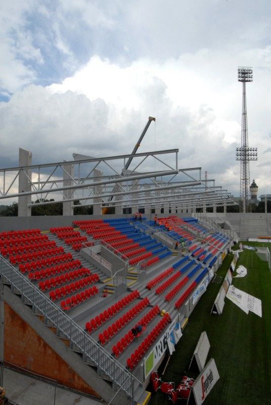 Přestavba stadionu ve Štruncových sadech je o krok dál – sedačkami jsou již osazeny obě tribuny za brankami. Stavebníci také montují střešní nosníky u obou tribun.