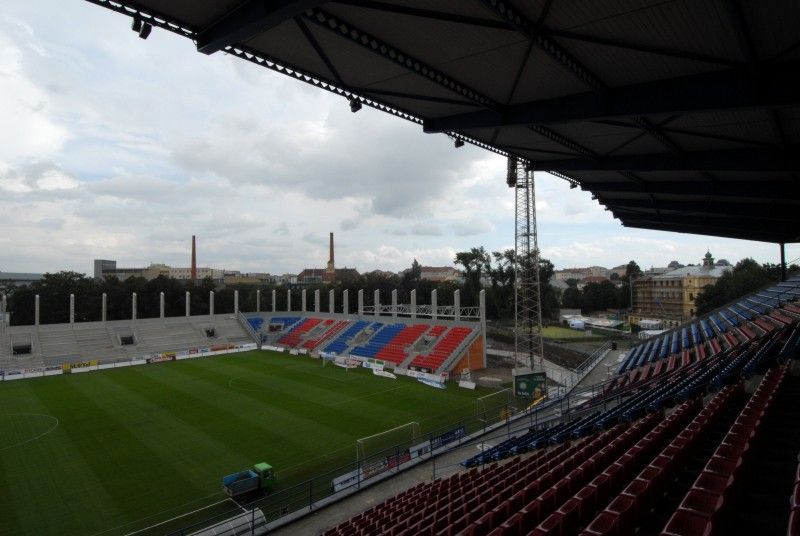 Přestavba stadionu ve Štruncových sadech je o krok dál – sedačkami jsou již osazeny obě tribuny za brankami. Stavebníci také montují střešní nosníky u obou tribun.