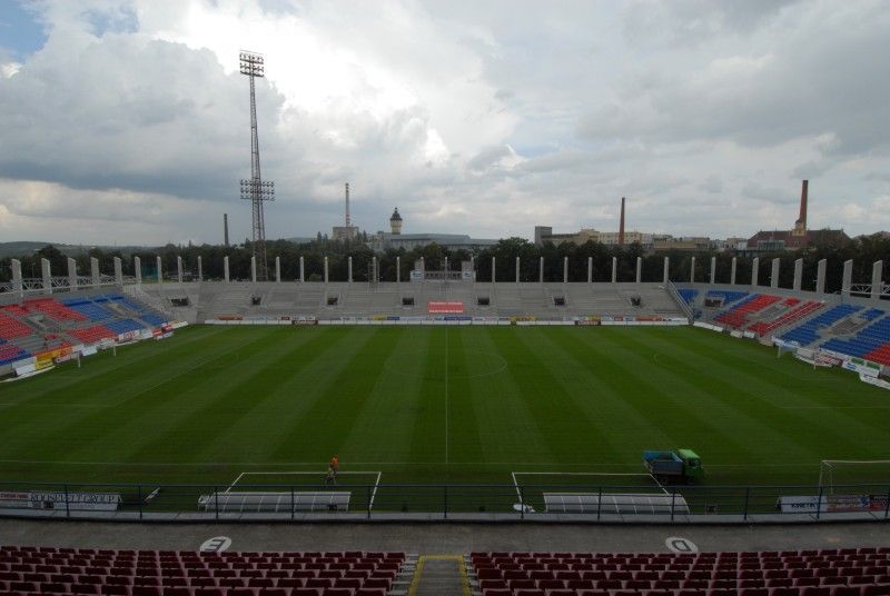 Přestavba stadionu ve Štruncových sadech je o krok dál – sedačkami jsou již osazeny obě tribuny za brankami. Stavebníci také montují střešní nosníky u obou tribun.