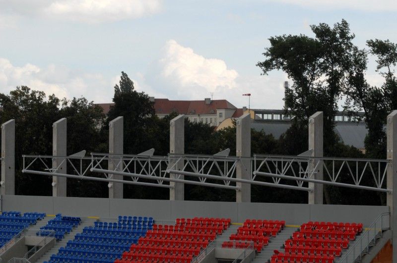 Přestavba stadionu ve Štruncových sadech je o krok dál – sedačkami jsou již osazeny obě tribuny za brankami. Stavebníci také montují střešní nosníky u obou tribun.