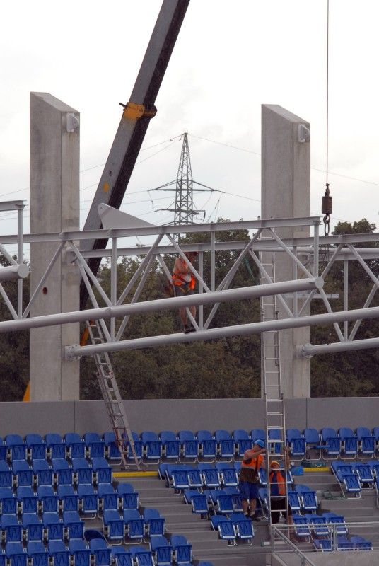 Přestavba stadionu ve Štruncových sadech je o krok dál – sedačkami jsou již osazeny obě tribuny za brankami. Stavebníci také montují střešní nosníky u obou tribun.