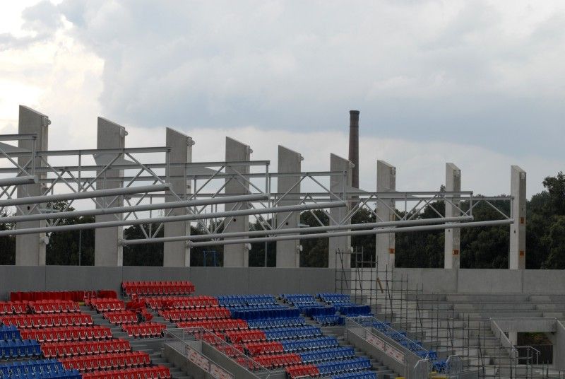 Přestavba stadionu ve Štruncových sadech je o krok dál – sedačkami jsou již osazeny obě tribuny za brankami. Stavebníci také montují střešní nosníky u obou tribun.