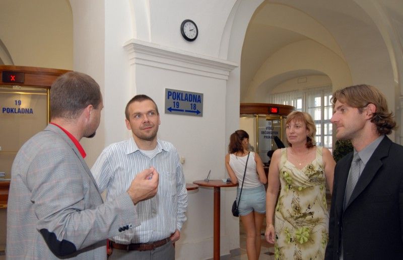 Jak funguje projekt „Otevřený úřad“, kterým magistrát od 1. srpna rozšířil služby občanům, se osobně dnes odpoledne (24.8.2011) přesvědčil primátor Martin Baxa. V doprovodu tajemnice úřadu Dagmar Škubalové navštívil magistrátní pracoviště v budově na náměstí Republiky 16. Zajímal se kromě jiného o využívání nové možnosti občanů vyřídit si své záležitosti na úřadě ve středu do 19 hodin. „Zájem je zatím minimální, jsou ale prázdniny a doba dovolených,“ uvedl Roman Matoušek, vedoucí odboru správních činností.

Protože se jednalo o první návštěvu primátora na tomto pracovišti, prohlédl si i zázemí pracovišť, kde zaměstnanci vyřizují žádosti o vydání cestovních dokladů a občanských průkazů.