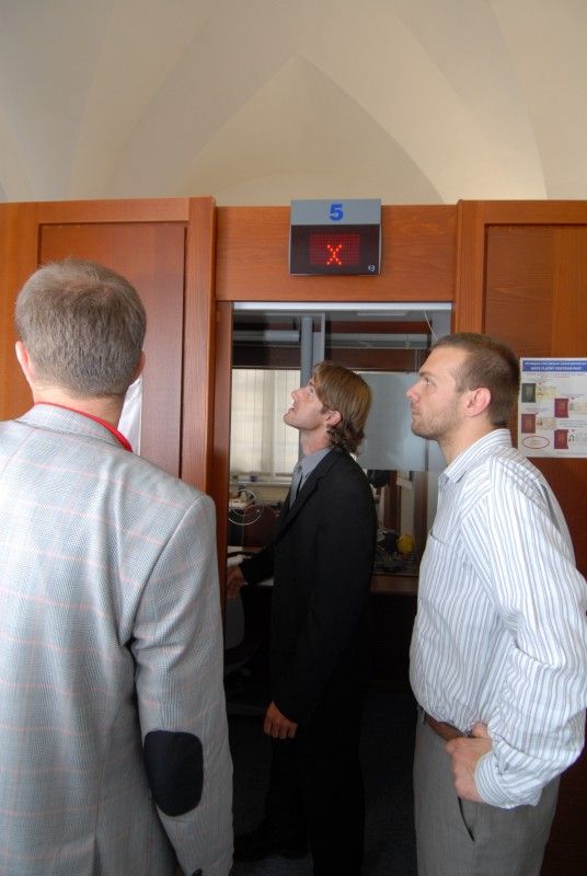 Jak funguje projekt „Otevřený úřad“, kterým magistrát od 1. srpna rozšířil služby občanům, se osobně dnes odpoledne (24.8.2011) přesvědčil primátor Martin Baxa. V doprovodu tajemnice úřadu Dagmar Škubalové navštívil magistrátní pracoviště v budově na náměstí Republiky 16. Zajímal se kromě jiného o využívání nové možnosti občanů vyřídit si své záležitosti na úřadě ve středu do 19 hodin. „Zájem je zatím minimální, jsou ale prázdniny a doba dovolených,“ uvedl Roman Matoušek, vedoucí odboru správních činností.

Protože se jednalo o první návštěvu primátora na tomto pracovišti, prohlédl si i zázemí pracovišť, kde zaměstnanci vyřizují žádosti o vydání cestovních dokladů a občanských průkazů.