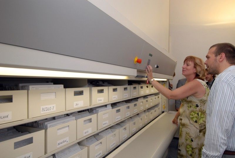 Jak funguje projekt „Otevřený úřad“, kterým magistrát od 1. srpna rozšířil služby občanům, se osobně dnes odpoledne (24.8.2011) přesvědčil primátor Martin Baxa. V doprovodu tajemnice úřadu Dagmar Škubalové navštívil magistrátní pracoviště v budově na náměstí Republiky 16. Zajímal se kromě jiného o využívání nové možnosti občanů vyřídit si své záležitosti na úřadě ve středu do 19 hodin. „Zájem je zatím minimální, jsou ale prázdniny a doba dovolených,“ uvedl Roman Matoušek, vedoucí odboru správních činností.

Protože se jednalo o první návštěvu primátora na tomto pracovišti, prohlédl si i zázemí pracovišť, kde zaměstnanci vyřizují žádosti o vydání cestovních dokladů a občanských průkazů.