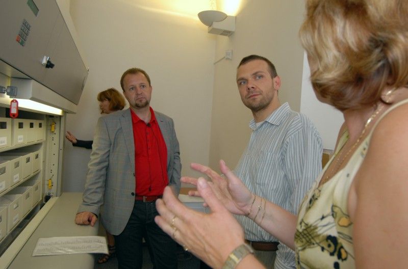 Jak funguje projekt „Otevřený úřad“, kterým magistrát od 1. srpna rozšířil služby občanům, se osobně dnes odpoledne (24.8.2011) přesvědčil primátor Martin Baxa. V doprovodu tajemnice úřadu Dagmar Škubalové navštívil magistrátní pracoviště v budově na náměstí Republiky 16. Zajímal se kromě jiného o využívání nové možnosti občanů vyřídit si své záležitosti na úřadě ve středu do 19 hodin. „Zájem je zatím minimální, jsou ale prázdniny a doba dovolených,“ uvedl Roman Matoušek, vedoucí odboru správních činností.

Protože se jednalo o první návštěvu primátora na tomto pracovišti, prohlédl si i zázemí pracovišť, kde zaměstnanci vyřizují žádosti o vydání cestovních dokladů a občanských průkazů.