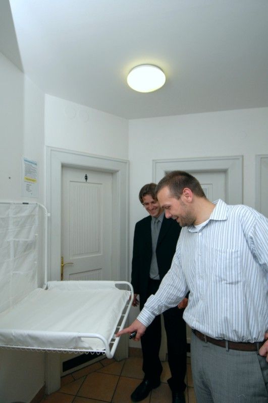 Jak funguje projekt „Otevřený úřad“, kterým magistrát od 1. srpna rozšířil služby občanům, se osobně dnes odpoledne (24.8.2011) přesvědčil primátor Martin Baxa. V doprovodu tajemnice úřadu Dagmar Škubalové navštívil magistrátní pracoviště v budově na náměstí Republiky 16. Zajímal se kromě jiného o využívání nové možnosti občanů vyřídit si své záležitosti na úřadě ve středu do 19 hodin. „Zájem je zatím minimální, jsou ale prázdniny a doba dovolených,“ uvedl Roman Matoušek, vedoucí odboru správních činností.

Protože se jednalo o první návštěvu primátora na tomto pracovišti, prohlédl si i zázemí pracovišť, kde zaměstnanci vyřizují žádosti o vydání cestovních dokladů a občanských průkazů.