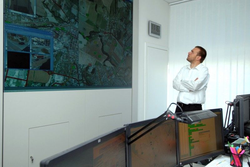 V souvislosti se záměrem města vybudovat novou dopravní základnu pro městské dopravní podniky navštívil (25.8.2011) primátor Martin Baxa generálního ředitele společnosti Michala Krause. Debata se ale rovněž vedla o stabilitě firmy, radou schváleném zvýšeném tarifu pro cestující městskou dopravou a nejbližších aktivitách společnosti.

V závěru návštěvy zavítal primátor na pracoviště nejmodernějšího dopravního dispečinku v republice, který společnost zprovoznila na konci roku 2010. Systém za více než čtyřicet miliónů korun umožňuje sledovat a operativně řídit pohyb každé tramvaje, autobusu nebo trolejbusu.