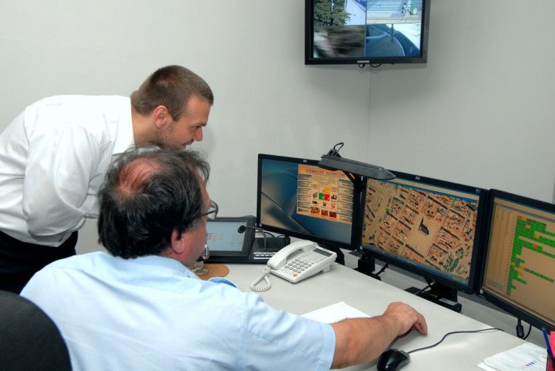 V souvislosti se záměrem města vybudovat novou dopravní základnu pro městské dopravní podniky navštívil (25.8.2011) primátor Martin Baxa generálního ředitele společnosti Michala Krause. Debata se ale rovněž vedla o stabilitě firmy, radou schváleném zvýšeném tarifu pro cestující městskou dopravou a nejbližších aktivitách společnosti.

V závěru návštěvy zavítal primátor na pracoviště nejmodernějšího dopravního dispečinku v republice, který společnost zprovoznila na konci roku 2010. Systém za více než čtyřicet miliónů korun umožňuje sledovat a operativně řídit pohyb každé tramvaje, autobusu nebo trolejbusu.