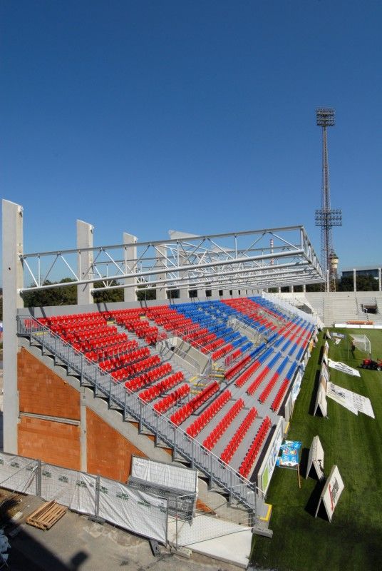 Při pondělním zápase Gambrinus ligy FC Viktoria s AC Sparta Praha budou mít fanoušci k dispozici také sedačky jižní a severní tribuny. Úřad dnes povolil jejich předčasné užívání.
