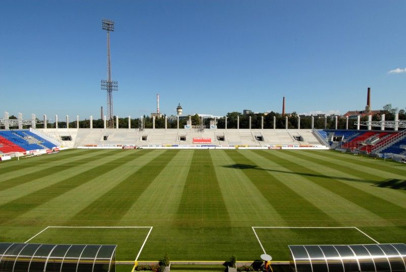 Při pondělním zápase Gambrinus ligy FC Viktoria s AC Sparta Praha budou mít fanoušci k dispozici také sedačky jižní a severní tribuny. Úřad dnes povolil jejich předčasné užívání.