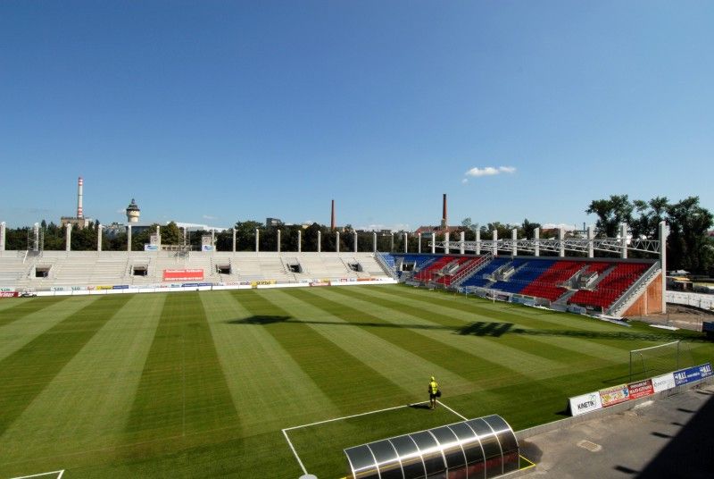 Při pondělním zápase Gambrinus ligy FC Viktoria s AC Sparta Praha budou mít fanoušci k dispozici také sedačky jižní a severní tribuny. Úřad dnes povolil jejich předčasné užívání.