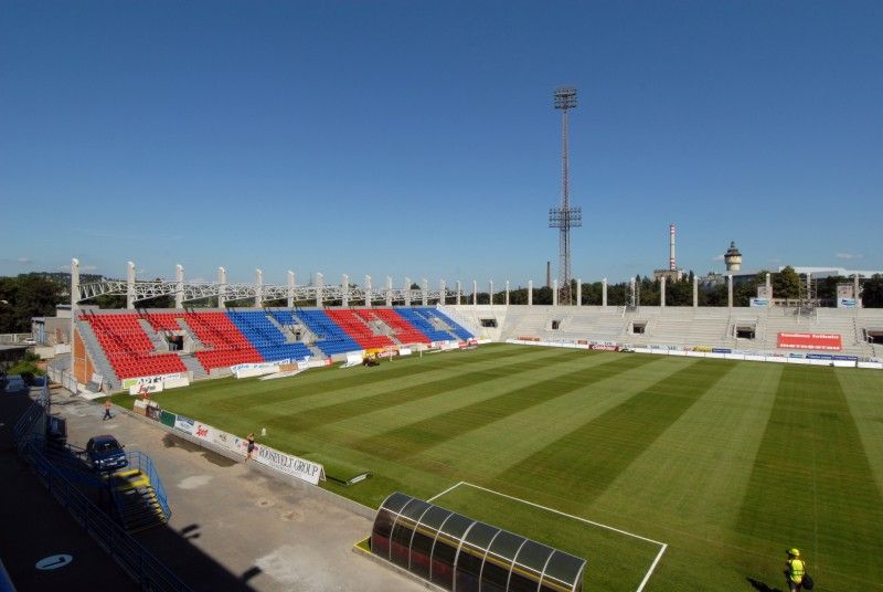 Při pondělním zápase Gambrinus ligy FC Viktoria s AC Sparta Praha budou mít fanoušci k dispozici také sedačky jižní a severní tribuny. Úřad dnes povolil jejich předčasné užívání.