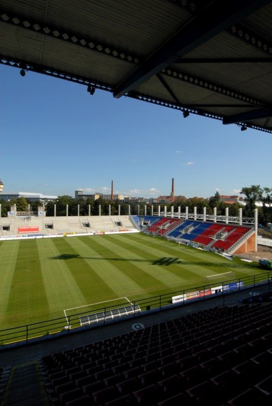 Při pondělním zápase Gambrinus ligy FC Viktoria s AC Sparta Praha budou mít fanoušci k dispozici také sedačky jižní a severní tribuny. Úřad dnes povolil jejich předčasné užívání.