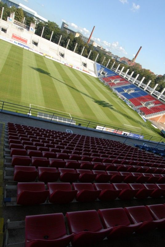 Při pondělním zápase Gambrinus ligy FC Viktoria s AC Sparta Praha budou mít fanoušci k dispozici také sedačky jižní a severní tribuny. Úřad dnes povolil jejich předčasné užívání.