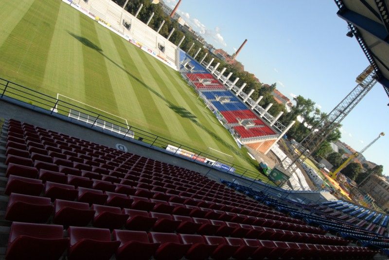 Při pondělním zápase Gambrinus ligy FC Viktoria s AC Sparta Praha budou mít fanoušci k dispozici také sedačky jižní a severní tribuny. Úřad dnes povolil jejich předčasné užívání.