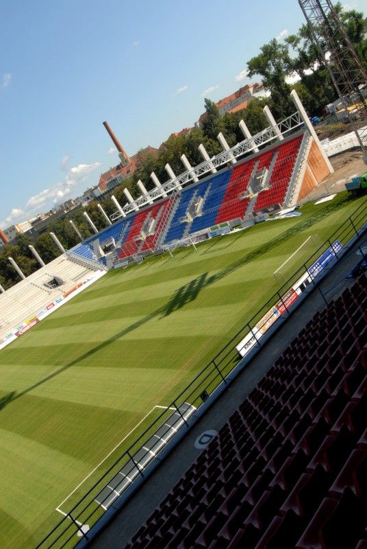 Při pondělním zápase Gambrinus ligy FC Viktoria s AC Sparta Praha budou mít fanoušci k dispozici také sedačky jižní a severní tribuny. Úřad dnes povolil jejich předčasné užívání.