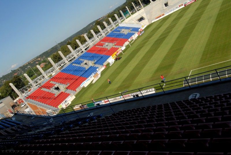 Při pondělním zápase Gambrinus ligy FC Viktoria s AC Sparta Praha budou mít fanoušci k dispozici také sedačky jižní a severní tribuny. Úřad dnes povolil jejich předčasné užívání.