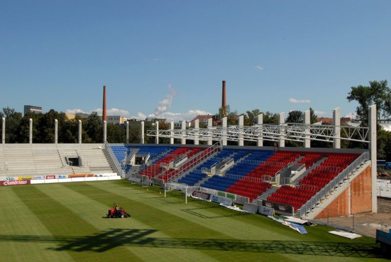 Při pondělním zápase Gambrinus ligy FC Viktoria s AC Sparta Praha budou mít fanoušci k dispozici také sedačky jižní a severní tribuny. Úřad dnes povolil jejich předčasné užívání.
