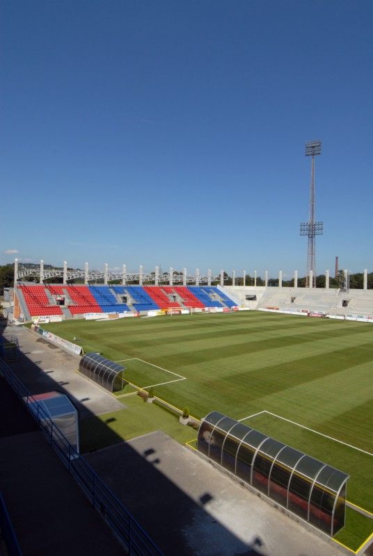 Při pondělním zápase Gambrinus ligy FC Viktoria s AC Sparta Praha budou mít fanoušci k dispozici také sedačky jižní a severní tribuny. Úřad dnes povolil jejich předčasné užívání.