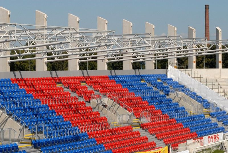 Při pondělním zápase Gambrinus ligy FC Viktoria s AC Sparta Praha budou mít fanoušci k dispozici také sedačky jižní a severní tribuny. Úřad dnes povolil jejich předčasné užívání.