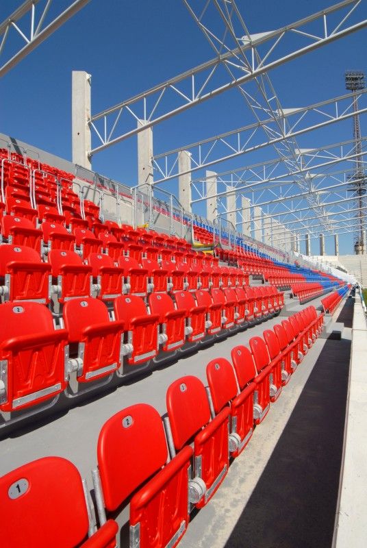 Při pondělním zápase Gambrinus ligy FC Viktoria s AC Sparta Praha budou mít fanoušci k dispozici také sedačky jižní a severní tribuny. Úřad dnes povolil jejich předčasné užívání.