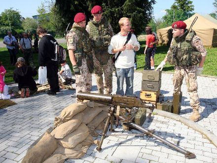 Armáda ČR dnes, 2nd Stryker Cavalry Regiment U.S. Army - V prostoru za řekou u nákupního centra Plaza byl situován reálný armádní kemp s výstavou soudobé výstroje Armády ČR, výstava soudobé americké vojenské techniky 2nd Stryker Cavalry Regiment U.S. Army a historické vojenské ležení Army Club the Czech regiment.
Všichni návštěvníci kempu si s velkým zájmem prohlíželi i vyzkoušeli vystavené exponáty.