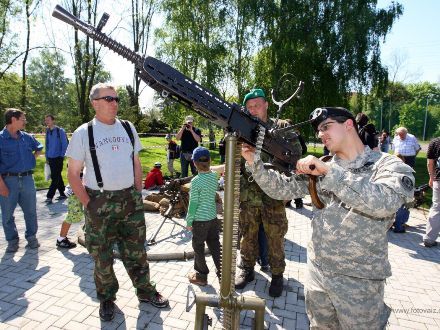 Armáda ČR dnes, 2nd Stryker Cavalry Regiment U.S. Army - V prostoru za řekou u nákupního centra Plaza byl situován reálný armádní kemp s výstavou soudobé výstroje Armády ČR, výstava soudobé americké vojenské techniky 2nd Stryker Cavalry Regiment U.S. Army a historické vojenské ležení Army Club the Czech regiment.
Všichni návštěvníci kempu si s velkým zájmem prohlíželi i vyzkoušeli vystavené exponáty.