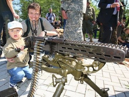 Armáda ČR dnes, 2nd Stryker Cavalry Regiment U.S. Army - V prostoru za řekou u nákupního centra Plaza byl situován reálný armádní kemp s výstavou soudobé výstroje Armády ČR, výstava soudobé americké vojenské techniky 2nd Stryker Cavalry Regiment U.S. Army a historické vojenské ležení Army Club the Czech regiment.
Všichni návštěvníci kempu si s velkým zájmem prohlíželi i vyzkoušeli vystavené exponáty.