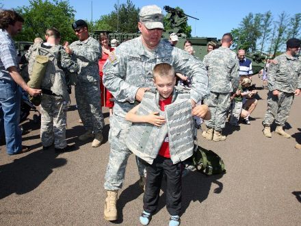 Armáda ČR dnes, 2nd Stryker Cavalry Regiment U.S. Army - V prostoru za řekou u nákupního centra Plaza byl situován reálný armádní kemp s výstavou soudobé výstroje Armády ČR, výstava soudobé americké vojenské techniky 2nd Stryker Cavalry Regiment U.S. Army a historické vojenské ležení Army Club the Czech regiment.
Všichni návštěvníci kempu si s velkým zájmem prohlíželi i vyzkoušeli vystavené exponáty.