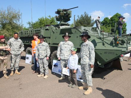 Armáda ČR dnes, 2nd Stryker Cavalry Regiment U.S. Army - V prostoru za řekou u nákupního centra Plaza byl situován reálný armádní kemp s výstavou soudobé výstroje Armády ČR, výstava soudobé americké vojenské techniky 2nd Stryker Cavalry Regiment U.S. Army a historické vojenské ležení Army Club the Czech regiment.
Všichni návštěvníci kempu si s velkým zájmem prohlíželi i vyzkoušeli vystavené exponáty.