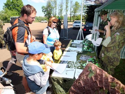 Armáda ČR dnes, 2nd Stryker Cavalry Regiment U.S. Army - V prostoru za řekou u nákupního centra Plaza byl situován reálný armádní kemp s výstavou soudobé výstroje Armády ČR, výstava soudobé americké vojenské techniky 2nd Stryker Cavalry Regiment U.S. Army a historické vojenské ležení Army Club the Czech regiment.
Všichni návštěvníci kempu si s velkým zájmem prohlíželi i vyzkoušeli vystavené exponáty.