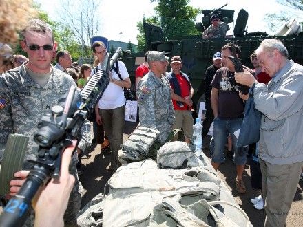 Armáda ČR dnes, 2nd Stryker Cavalry Regiment U.S. Army - V prostoru za řekou u nákupního centra Plaza byl situován reálný armádní kemp s výstavou soudobé výstroje Armády ČR, výstava soudobé americké vojenské techniky 2nd Stryker Cavalry Regiment U.S. Army a historické vojenské ležení Army Club the Czech regiment.
Všichni návštěvníci kempu si s velkým zájmem prohlíželi i vyzkoušeli vystavené exponáty.