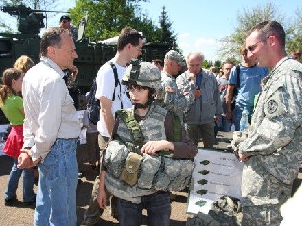 Armáda ČR dnes, 2nd Stryker Cavalry Regiment U.S. Army - V prostoru za řekou u nákupního centra Plaza byl situován reálný armádní kemp s výstavou soudobé výstroje Armády ČR, výstava soudobé americké vojenské techniky 2nd Stryker Cavalry Regiment U.S. Army a historické vojenské ležení Army Club the Czech regiment.
Všichni návštěvníci kempu si s velkým zájmem prohlíželi i vyzkoušeli vystavené exponáty.