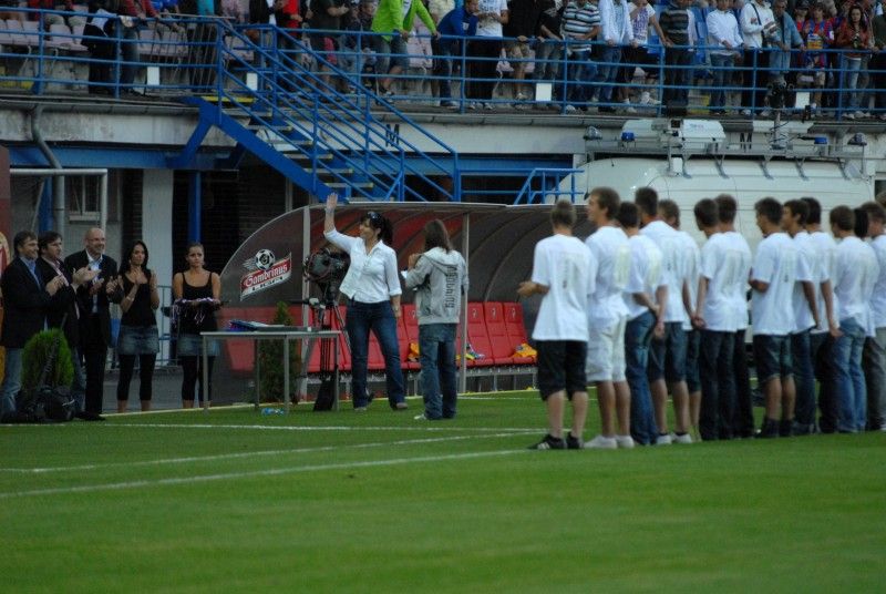 Hráče fotbalové „sedmáctky“ dekorovali o přestávce zápasu FC Viktoria a AC Sparta (29.8.2011) zlatými medailemi Irena Rottová, radní města Plzně pro oblast školství, mládeže a tělovýchovy, a Ivo Grüner, náměstek hejtmana. Mladí viktoriáni získali mistrovský titul dorostenecké ligy v sezoně 2010/2011.