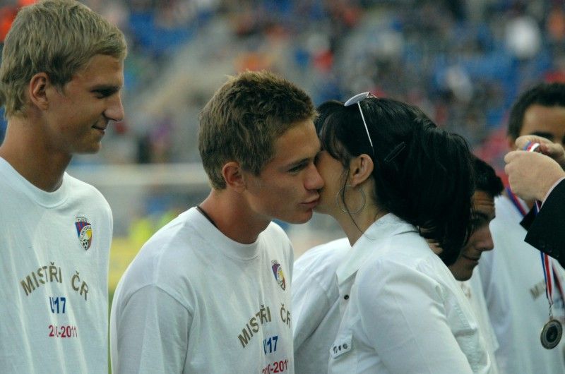 Hráče fotbalové „sedmáctky“ dekorovali o přestávce zápasu FC Viktoria a AC Sparta (29.8.2011) zlatými medailemi Irena Rottová, radní města Plzně pro oblast školství, mládeže a tělovýchovy, a Ivo Grüner, náměstek hejtmana. Mladí viktoriáni získali mistrovský titul dorostenecké ligy v sezoně 2010/2011.