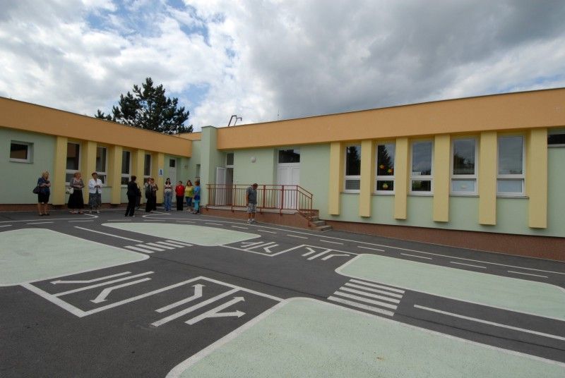 Dva dny před zahájením školního roku (30.8.2011) byla slavnostně otevřena zrekonstruovaná budova mateřské školy v Křimicích. Náklady na opravy ve výši 3,5 milionu korun, které zahrnovaly mimo jiné výměnu oken, zateplení budovy, ale i vnitřní vybavení, byly plně v režii městského obvodu. Hlavním přínosem je pak především přestavba nevyužívaného bytu správce na další třídu, čímž se nedostačující kapacita 52 dětí navýšila na 76.

Slavnostního otevření komplexně zrekonstruované školy se zúčastnil i primátor Martin Baxa. „Za velkými problémy, které radnice musí řešit, jako jsou silnice a kanalizace, často zůstávají  problémy, jako je nedostatek míst v mateřských školách. A právě proto jsem rád, že město hledá každou možnou cestu a snaží se i takové problémy řešit.“ řekl primátor a doplnil: „Ostatní obvody mohou jen závidět, že všech 76 dětí z Křimic, kteří o umístění ve školce požádalo, bylo přijato.“