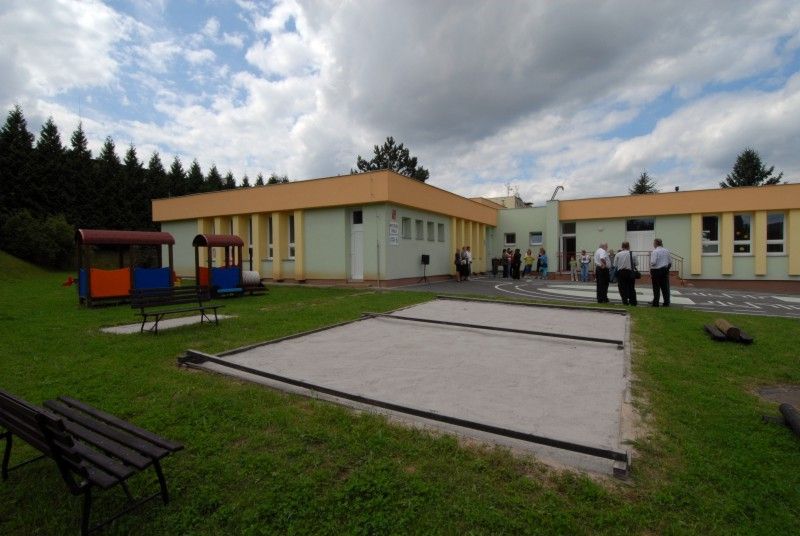 Dva dny před zahájením školního roku (30.8.2011) byla slavnostně otevřena zrekonstruovaná budova mateřské školy v Křimicích. Náklady na opravy ve výši 3,5 milionu korun, které zahrnovaly mimo jiné výměnu oken, zateplení budovy, ale i vnitřní vybavení, byly plně v režii městského obvodu. Hlavním přínosem je pak především přestavba nevyužívaného bytu správce na další třídu, čímž se nedostačující kapacita 52 dětí navýšila na 76.

Slavnostního otevření komplexně zrekonstruované školy se zúčastnil i primátor Martin Baxa. „Za velkými problémy, které radnice musí řešit, jako jsou silnice a kanalizace, často zůstávají  problémy, jako je nedostatek míst v mateřských školách. A právě proto jsem rád, že město hledá každou možnou cestu a snaží se i takové problémy řešit.“ řekl primátor a doplnil: „Ostatní obvody mohou jen závidět, že všech 76 dětí z Křimic, kteří o umístění ve školce požádalo, bylo přijato.“