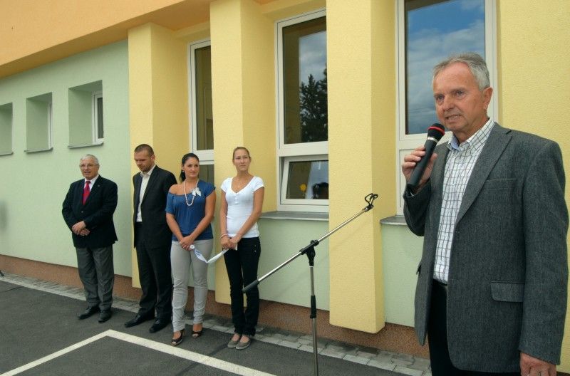 Dva dny před zahájením školního roku (30.8.2011) byla slavnostně otevřena zrekonstruovaná budova mateřské školy v Křimicích. Náklady na opravy ve výši 3,5 milionu korun, které zahrnovaly mimo jiné výměnu oken, zateplení budovy, ale i vnitřní vybavení, byly plně v režii městského obvodu. Hlavním přínosem je pak především přestavba nevyužívaného bytu správce na další třídu, čímž se nedostačující kapacita 52 dětí navýšila na 76.

Slavnostního otevření komplexně zrekonstruované školy se zúčastnil i primátor Martin Baxa. „Za velkými problémy, které radnice musí řešit, jako jsou silnice a kanalizace, často zůstávají  problémy, jako je nedostatek míst v mateřských školách. A právě proto jsem rád, že město hledá každou možnou cestu a snaží se i takové problémy řešit.“ řekl primátor a doplnil: „Ostatní obvody mohou jen závidět, že všech 76 dětí z Křimic, kteří o umístění ve školce požádalo, bylo přijato.“