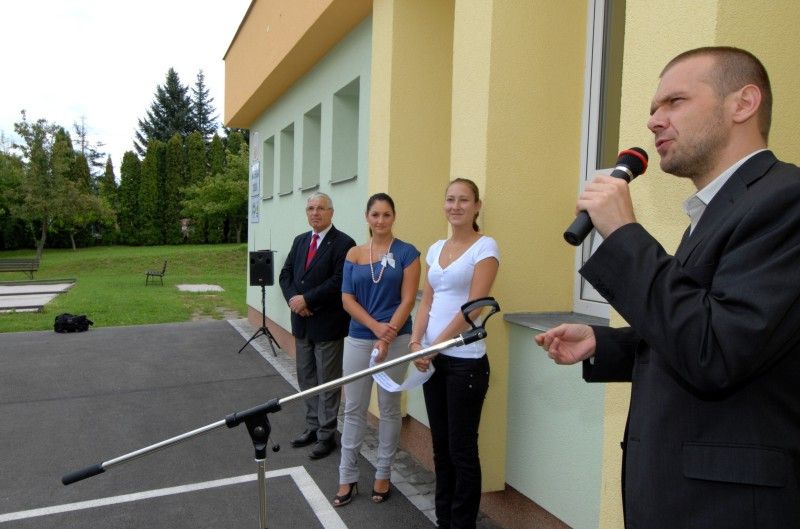 Dva dny před zahájením školního roku (30.8.2011) byla slavnostně otevřena zrekonstruovaná budova mateřské školy v Křimicích. Náklady na opravy ve výši 3,5 milionu korun, které zahrnovaly mimo jiné výměnu oken, zateplení budovy, ale i vnitřní vybavení, byly plně v režii městského obvodu. Hlavním přínosem je pak především přestavba nevyužívaného bytu správce na další třídu, čímž se nedostačující kapacita 52 dětí navýšila na 76.

Slavnostního otevření komplexně zrekonstruované školy se zúčastnil i primátor Martin Baxa. „Za velkými problémy, které radnice musí řešit, jako jsou silnice a kanalizace, často zůstávají  problémy, jako je nedostatek míst v mateřských školách. A právě proto jsem rád, že město hledá každou možnou cestu a snaží se i takové problémy řešit.“ řekl primátor a doplnil: „Ostatní obvody mohou jen závidět, že všech 76 dětí z Křimic, kteří o umístění ve školce požádalo, bylo přijato.“