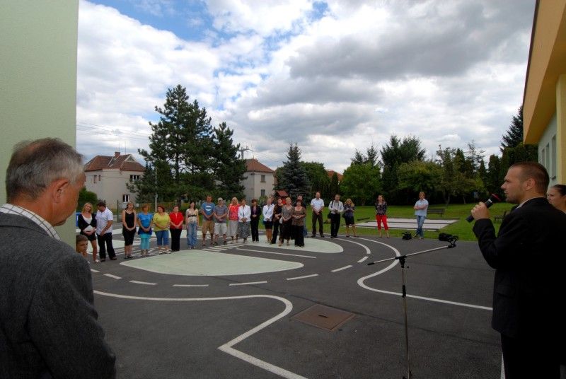 Dva dny před zahájením školního roku (30.8.2011) byla slavnostně otevřena zrekonstruovaná budova mateřské školy v Křimicích. Náklady na opravy ve výši 3,5 milionu korun, které zahrnovaly mimo jiné výměnu oken, zateplení budovy, ale i vnitřní vybavení, byly plně v režii městského obvodu. Hlavním přínosem je pak především přestavba nevyužívaného bytu správce na další třídu, čímž se nedostačující kapacita 52 dětí navýšila na 76.

Slavnostního otevření komplexně zrekonstruované školy se zúčastnil i primátor Martin Baxa. „Za velkými problémy, které radnice musí řešit, jako jsou silnice a kanalizace, často zůstávají  problémy, jako je nedostatek míst v mateřských školách. A právě proto jsem rád, že město hledá každou možnou cestu a snaží se i takové problémy řešit.“ řekl primátor a doplnil: „Ostatní obvody mohou jen závidět, že všech 76 dětí z Křimic, kteří o umístění ve školce požádalo, bylo přijato.“