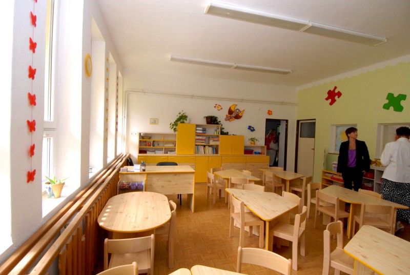 Dva dny před zahájením školního roku (30.8.2011) byla slavnostně otevřena zrekonstruovaná budova mateřské školy v Křimicích. Náklady na opravy ve výši 3,5 milionu korun, které zahrnovaly mimo jiné výměnu oken, zateplení budovy, ale i vnitřní vybavení, byly plně v režii městského obvodu. Hlavním přínosem je pak především přestavba nevyužívaného bytu správce na další třídu, čímž se nedostačující kapacita 52 dětí navýšila na 76.

Slavnostního otevření komplexně zrekonstruované školy se zúčastnil i primátor Martin Baxa. „Za velkými problémy, které radnice musí řešit, jako jsou silnice a kanalizace, často zůstávají  problémy, jako je nedostatek míst v mateřských školách. A právě proto jsem rád, že město hledá každou možnou cestu a snaží se i takové problémy řešit.“ řekl primátor a doplnil: „Ostatní obvody mohou jen závidět, že všech 76 dětí z Křimic, kteří o umístění ve školce požádalo, bylo přijato.“