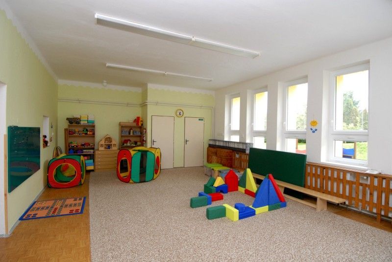 Dva dny před zahájením školního roku (30.8.2011) byla slavnostně otevřena zrekonstruovaná budova mateřské školy v Křimicích. Náklady na opravy ve výši 3,5 milionu korun, které zahrnovaly mimo jiné výměnu oken, zateplení budovy, ale i vnitřní vybavení, byly plně v režii městského obvodu. Hlavním přínosem je pak především přestavba nevyužívaného bytu správce na další třídu, čímž se nedostačující kapacita 52 dětí navýšila na 76.

Slavnostního otevření komplexně zrekonstruované školy se zúčastnil i primátor Martin Baxa. „Za velkými problémy, které radnice musí řešit, jako jsou silnice a kanalizace, často zůstávají  problémy, jako je nedostatek míst v mateřských školách. A právě proto jsem rád, že město hledá každou možnou cestu a snaží se i takové problémy řešit.“ řekl primátor a doplnil: „Ostatní obvody mohou jen závidět, že všech 76 dětí z Křimic, kteří o umístění ve školce požádalo, bylo přijato.“