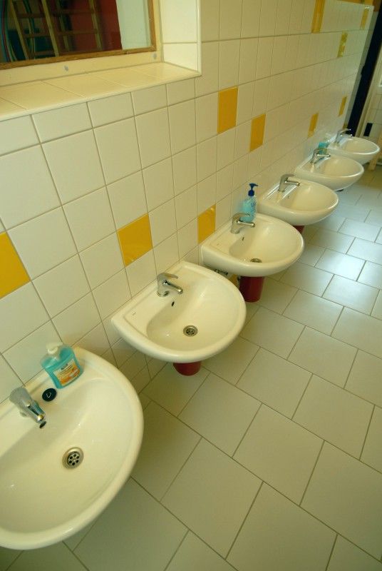 Dva dny před zahájením školního roku (30.8.2011) byla slavnostně otevřena zrekonstruovaná budova mateřské školy v Křimicích. Náklady na opravy ve výši 3,5 milionu korun, které zahrnovaly mimo jiné výměnu oken, zateplení budovy, ale i vnitřní vybavení, byly plně v režii městského obvodu. Hlavním přínosem je pak především přestavba nevyužívaného bytu správce na další třídu, čímž se nedostačující kapacita 52 dětí navýšila na 76.

Slavnostního otevření komplexně zrekonstruované školy se zúčastnil i primátor Martin Baxa. „Za velkými problémy, které radnice musí řešit, jako jsou silnice a kanalizace, často zůstávají  problémy, jako je nedostatek míst v mateřských školách. A právě proto jsem rád, že město hledá každou možnou cestu a snaží se i takové problémy řešit.“ řekl primátor a doplnil: „Ostatní obvody mohou jen závidět, že všech 76 dětí z Křimic, kteří o umístění ve školce požádalo, bylo přijato.“