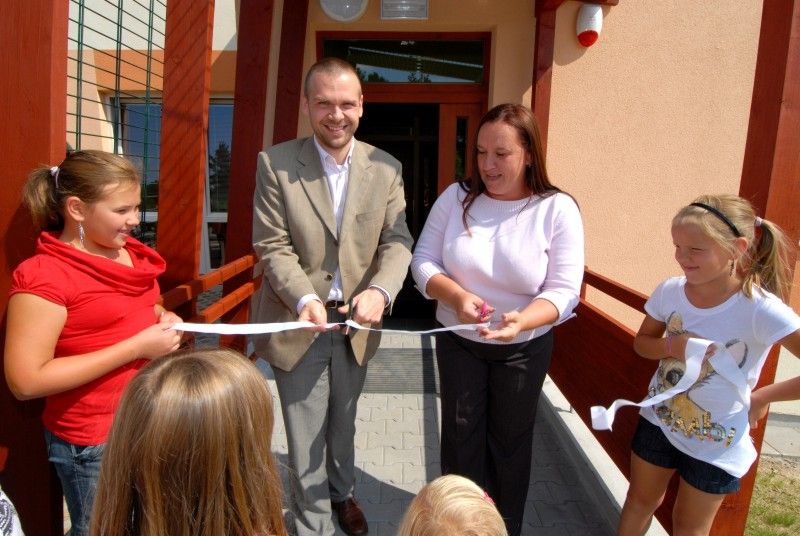 Do zbrusu nové budovy mateřské školy ve Lhotě se dnes (31.8.2011) v doprovodu rodičů přišly podívat první děti. Město do výstavby předškolního zařízení investovalo 25 milionů korun, dalších 900 tisíc bylo použito na vnitřní vybavení. Obvod financoval nákup a instalaci herních prvků  na školní zahradu. Zítra sem nastoupí padesát dětí, což je momentální kapacita školy. V případě většího zájmu bude možné ji zvýšit až na 56.

Slavnostního otevření mateřské školy se zúčastnil primátor Martin Baxa. „Téma nedostatku míst v mateřských školách nás, pokud to tak mohu říci, pronásleduje, ale musíme jej řešit.  Proto bych byl rád, kdybych takových staveb otevíral co nejvíce. Jsem velice potěšen, že se to podařilo a že sem děti 1. září nastoupí,“ uvedl primátor Martin Baxa. V podobném duchu promluvila i starostka Lhoty Zdeňka Hončarová, která dodala: „Jsem  velice ráda, že novou mateřskou školu konečně máme a že město ukázalo, že to umí.“