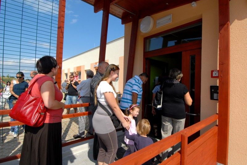 Do zbrusu nové budovy mateřské školy ve Lhotě se dnes (31.8.2011) v doprovodu rodičů přišly podívat první děti. Město do výstavby předškolního zařízení investovalo 25 milionů korun, dalších 900 tisíc bylo použito na vnitřní vybavení. Obvod financoval nákup a instalaci herních prvků  na školní zahradu. Zítra sem nastoupí padesát dětí, což je momentální kapacita školy. V případě většího zájmu bude možné ji zvýšit až na 56.

Slavnostního otevření mateřské školy se zúčastnil primátor Martin Baxa. „Téma nedostatku míst v mateřských školách nás, pokud to tak mohu říci, pronásleduje, ale musíme jej řešit.  Proto bych byl rád, kdybych takových staveb otevíral co nejvíce. Jsem velice potěšen, že se to podařilo a že sem děti 1. září nastoupí,“ uvedl primátor Martin Baxa. V podobném duchu promluvila i starostka Lhoty Zdeňka Hončarová, která dodala: „Jsem  velice ráda, že novou mateřskou školu konečně máme a že město ukázalo, že to umí.“