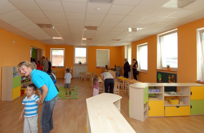 Do zbrusu nové budovy mateřské školy ve Lhotě se dnes (31.8.2011) v doprovodu rodičů přišly podívat první děti. Město do výstavby předškolního zařízení investovalo 25 milionů korun, dalších 900 tisíc bylo použito na vnitřní vybavení. Obvod financoval nákup a instalaci herních prvků  na školní zahradu. Zítra sem nastoupí padesát dětí, což je momentální kapacita školy. V případě většího zájmu bude možné ji zvýšit až na 56.

Slavnostního otevření mateřské školy se zúčastnil primátor Martin Baxa. „Téma nedostatku míst v mateřských školách nás, pokud to tak mohu říci, pronásleduje, ale musíme jej řešit.  Proto bych byl rád, kdybych takových staveb otevíral co nejvíce. Jsem velice potěšen, že se to podařilo a že sem děti 1. září nastoupí,“ uvedl primátor Martin Baxa. V podobném duchu promluvila i starostka Lhoty Zdeňka Hončarová, která dodala: „Jsem  velice ráda, že novou mateřskou školu konečně máme a že město ukázalo, že to umí.“