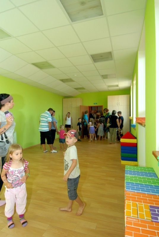 Do zbrusu nové budovy mateřské školy ve Lhotě se dnes (31.8.2011) v doprovodu rodičů přišly podívat první děti. Město do výstavby předškolního zařízení investovalo 25 milionů korun, dalších 900 tisíc bylo použito na vnitřní vybavení. Obvod financoval nákup a instalaci herních prvků  na školní zahradu. Zítra sem nastoupí padesát dětí, což je momentální kapacita školy. V případě většího zájmu bude možné ji zvýšit až na 56.

Slavnostního otevření mateřské školy se zúčastnil primátor Martin Baxa. „Téma nedostatku míst v mateřských školách nás, pokud to tak mohu říci, pronásleduje, ale musíme jej řešit.  Proto bych byl rád, kdybych takových staveb otevíral co nejvíce. Jsem velice potěšen, že se to podařilo a že sem děti 1. září nastoupí,“ uvedl primátor Martin Baxa. V podobném duchu promluvila i starostka Lhoty Zdeňka Hončarová, která dodala: „Jsem  velice ráda, že novou mateřskou školu konečně máme a že město ukázalo, že to umí.“