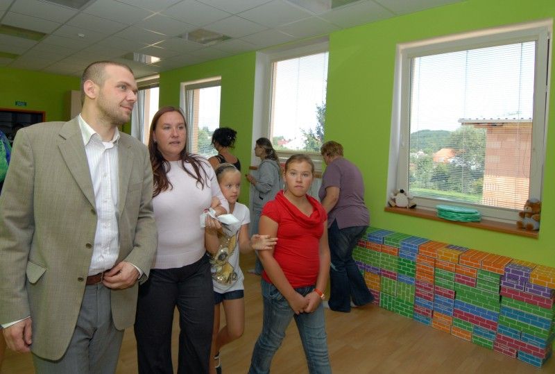 Do zbrusu nové budovy mateřské školy ve Lhotě se dnes (31.8.2011) v doprovodu rodičů přišly podívat první děti. Město do výstavby předškolního zařízení investovalo 25 milionů korun, dalších 900 tisíc bylo použito na vnitřní vybavení. Obvod financoval nákup a instalaci herních prvků  na školní zahradu. Zítra sem nastoupí padesát dětí, což je momentální kapacita školy. V případě většího zájmu bude možné ji zvýšit až na 56.

Slavnostního otevření mateřské školy se zúčastnil primátor Martin Baxa. „Téma nedostatku míst v mateřských školách nás, pokud to tak mohu říci, pronásleduje, ale musíme jej řešit.  Proto bych byl rád, kdybych takových staveb otevíral co nejvíce. Jsem velice potěšen, že se to podařilo a že sem děti 1. září nastoupí,“ uvedl primátor Martin Baxa. V podobném duchu promluvila i starostka Lhoty Zdeňka Hončarová, která dodala: „Jsem  velice ráda, že novou mateřskou školu konečně máme a že město ukázalo, že to umí.“