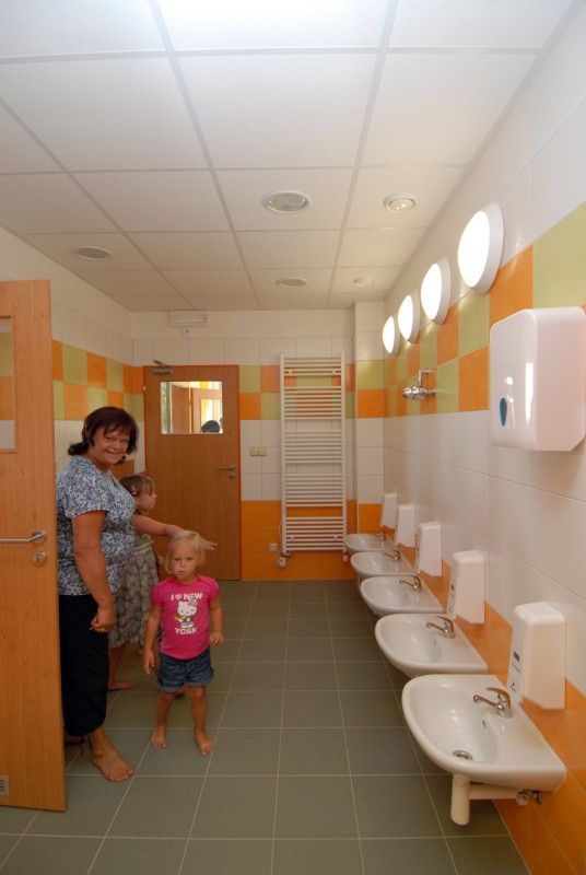 Do zbrusu nové budovy mateřské školy ve Lhotě se dnes (31.8.2011) v doprovodu rodičů přišly podívat první děti. Město do výstavby předškolního zařízení investovalo 25 milionů korun, dalších 900 tisíc bylo použito na vnitřní vybavení. Obvod financoval nákup a instalaci herních prvků  na školní zahradu. Zítra sem nastoupí padesát dětí, což je momentální kapacita školy. V případě většího zájmu bude možné ji zvýšit až na 56.

Slavnostního otevření mateřské školy se zúčastnil primátor Martin Baxa. „Téma nedostatku míst v mateřských školách nás, pokud to tak mohu říci, pronásleduje, ale musíme jej řešit.  Proto bych byl rád, kdybych takových staveb otevíral co nejvíce. Jsem velice potěšen, že se to podařilo a že sem děti 1. září nastoupí,“ uvedl primátor Martin Baxa. V podobném duchu promluvila i starostka Lhoty Zdeňka Hončarová, která dodala: „Jsem  velice ráda, že novou mateřskou školu konečně máme a že město ukázalo, že to umí.“